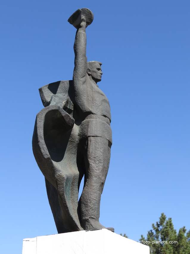 Памятник павшим воинам-крупно
