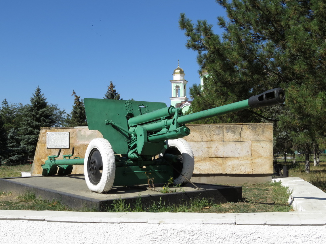пушка  времен ВОВна мемориале