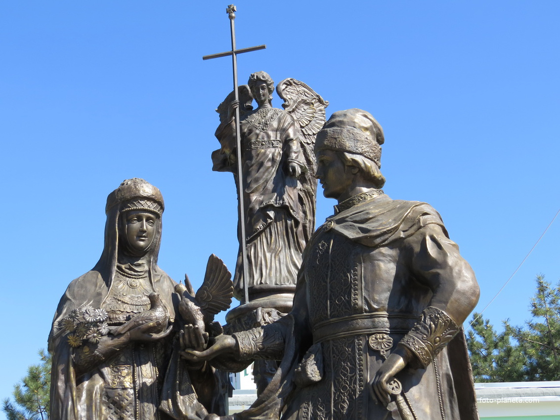 Памятник святым Петру и Февронии (Крупно)