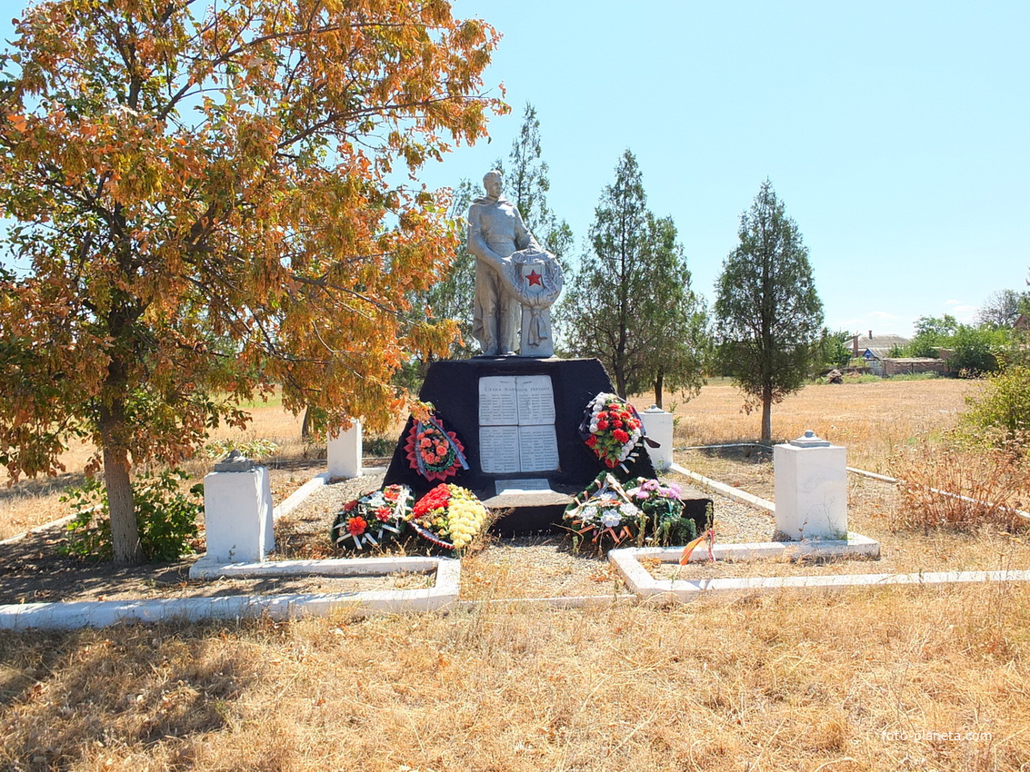 Братская могила воинов ВОВ и мемориал воинов ВОВ в парке