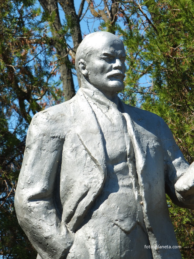Памятник Ленину - бюст