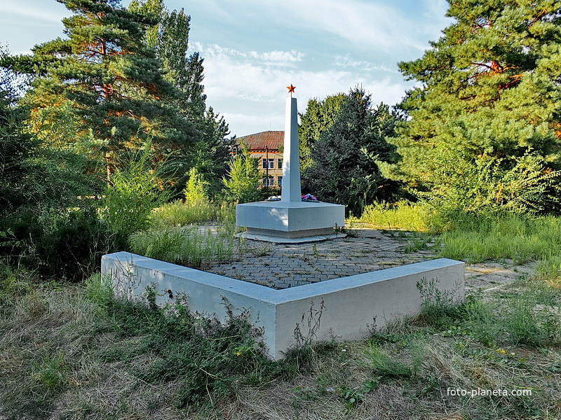 Мемориал и братская могила воинов ВОВ в парке