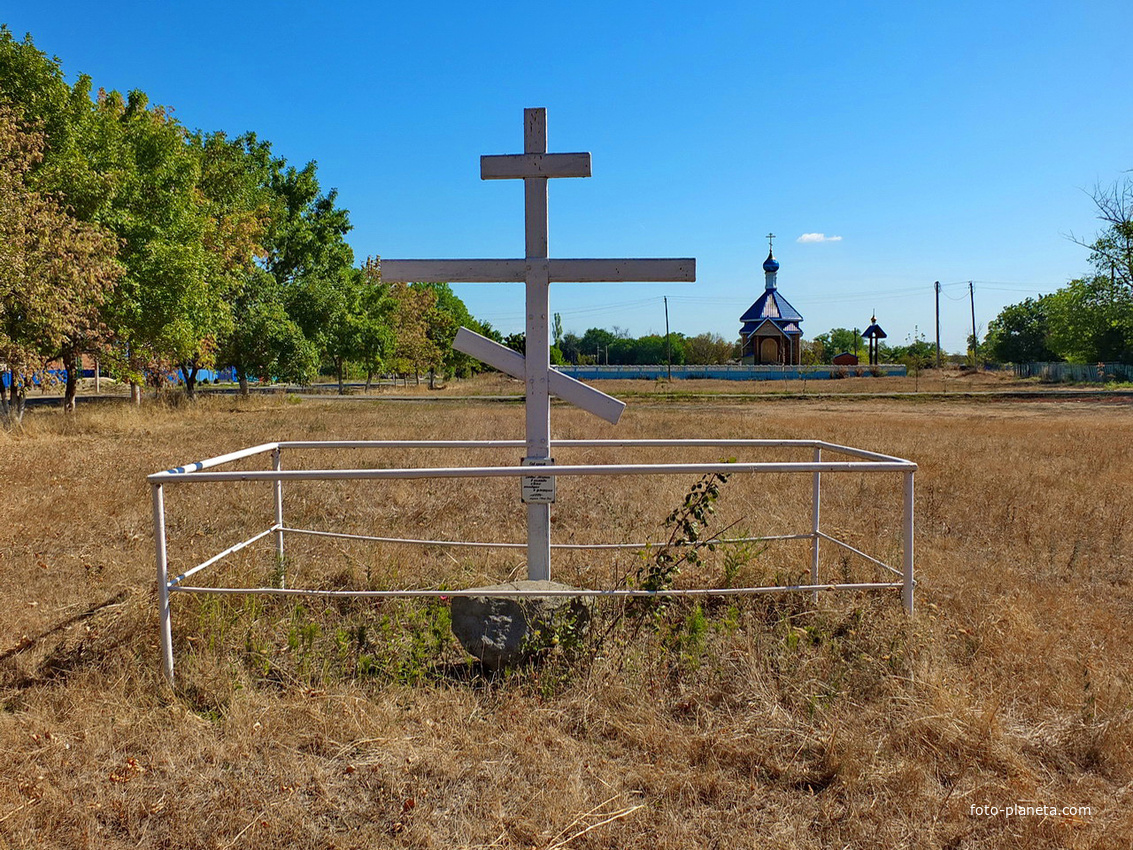 Поклонный крест на месте разрушенной церкви