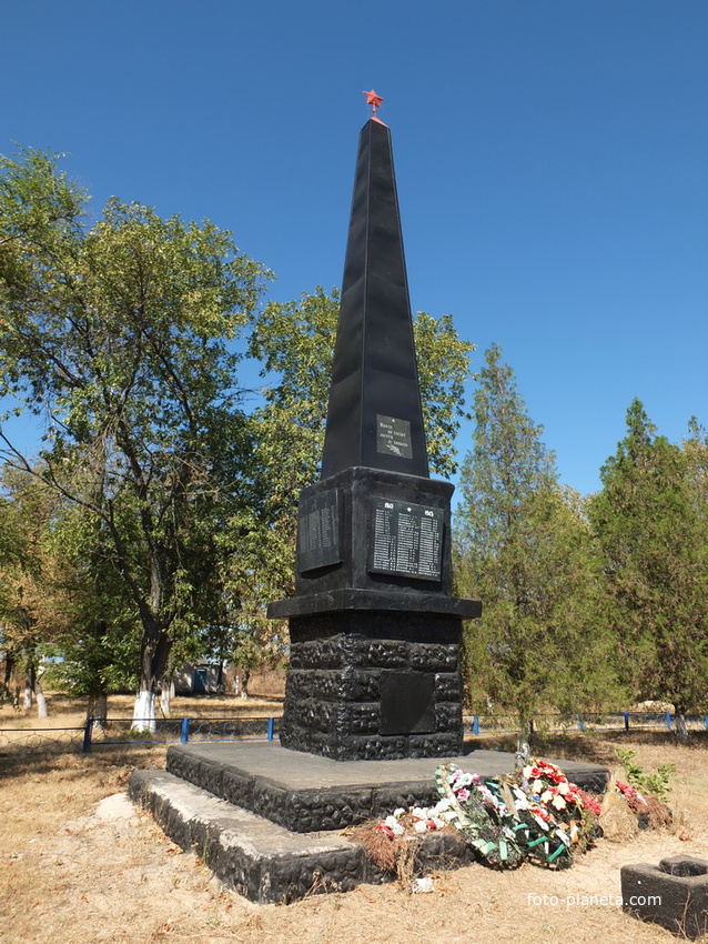 Стела на мемориале павшим воинам-односельчанам в ВОВ