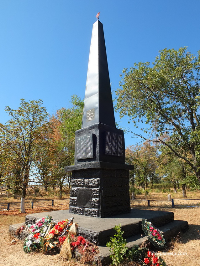 Стела на мемориале павшим воинам-односельчанам в ВОВ