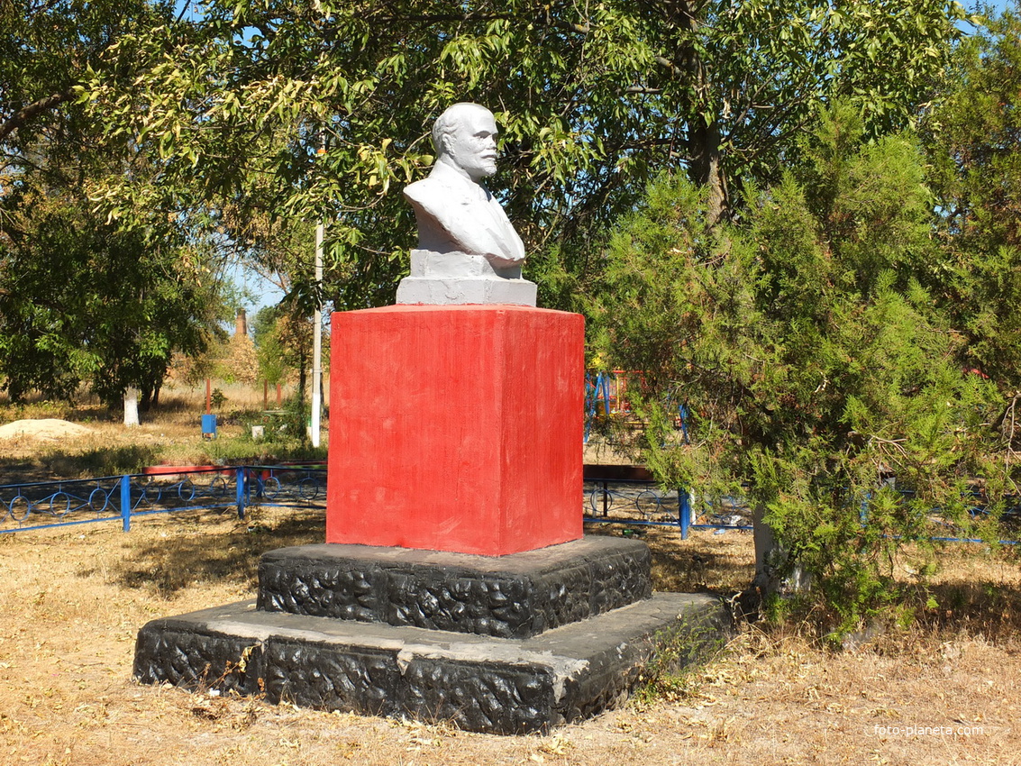 Памятник (бюст) Ленину