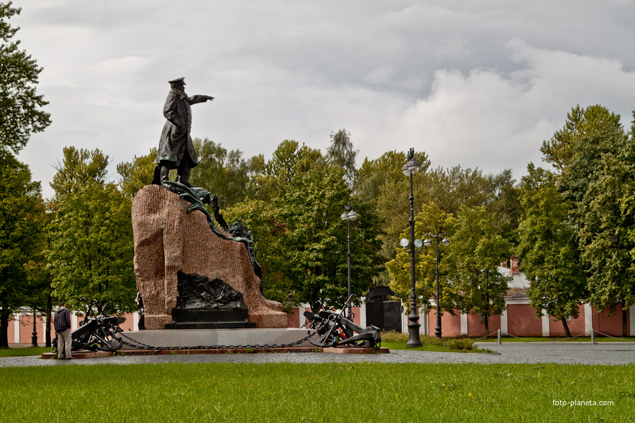 Памятник адмиралу Макарову