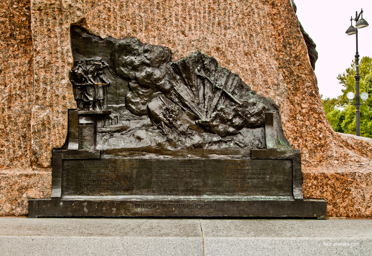 Фрагмент памятника адмиралу Макарову