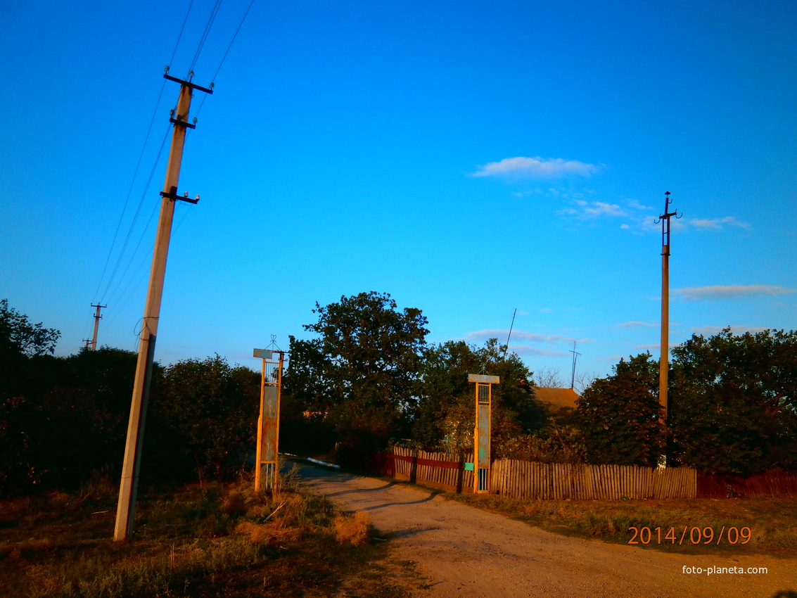 Початок центральноi вулицi села Партизани.