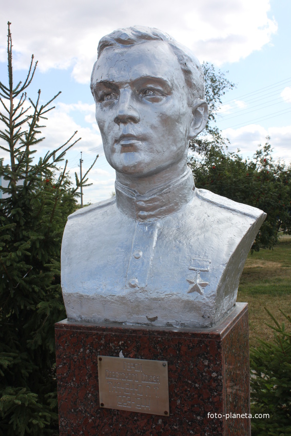 Красная Яруга. Памятник Герою Советского Союза Г.Ткаченко (21 год).