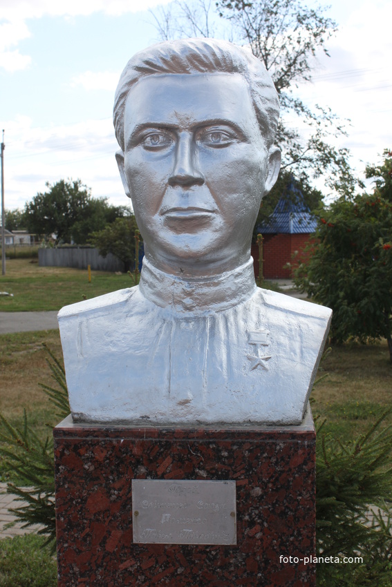 Красная Яруга. Памятник Герою Советского Союза Павлу Роменко.