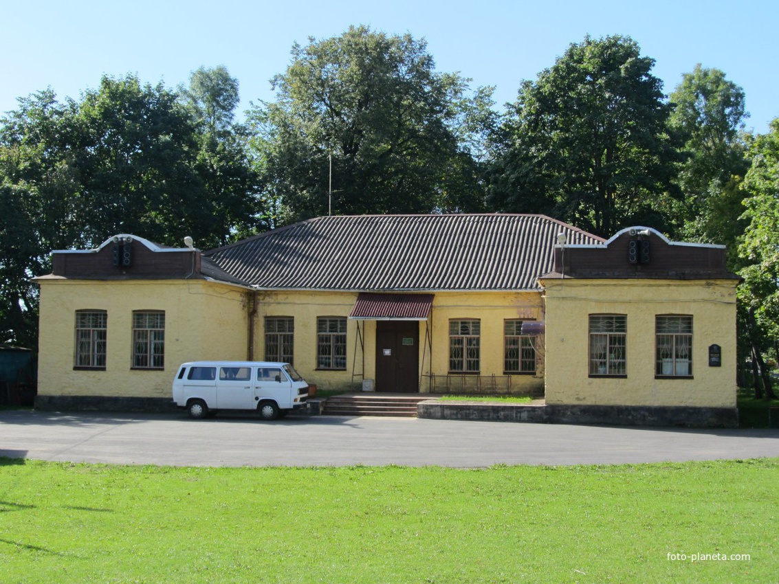 каменный дом (бывший инвалидный дом, построенный по завещанию К.И.Бистрома, для увечных воинов)