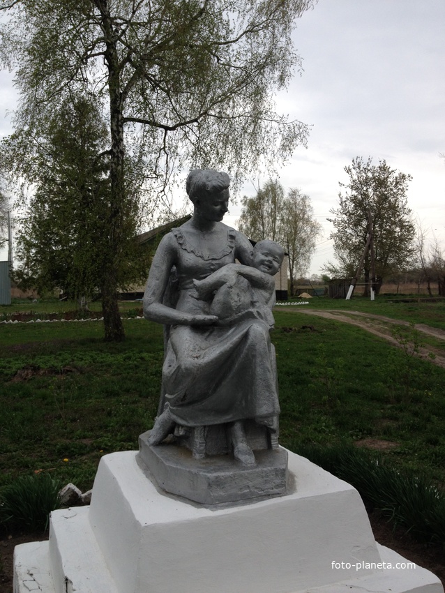 памятник матери на территории Олишевской районной больницы