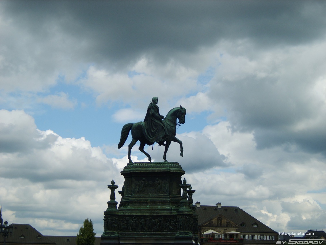 Памятник Королю Иоганну на Театральной площади