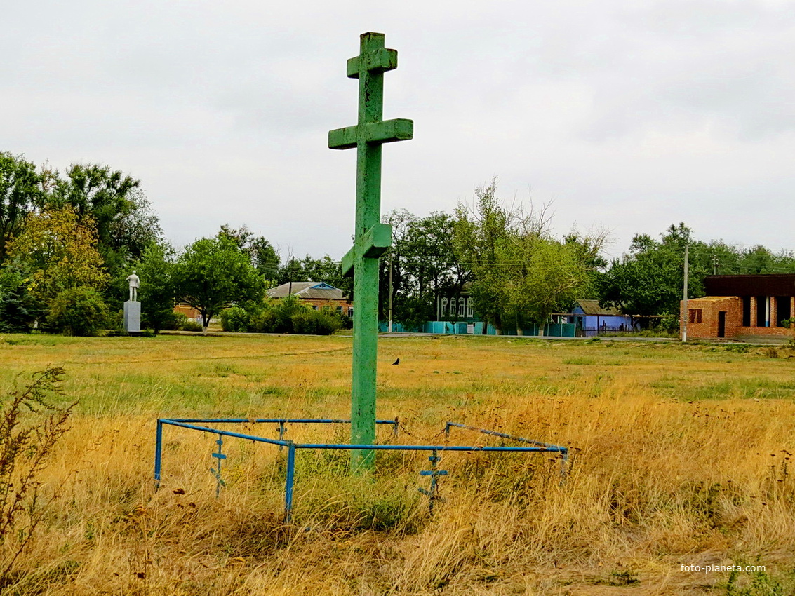 Место под строительство православной церкви недалеко от братской могиле в центре хутора