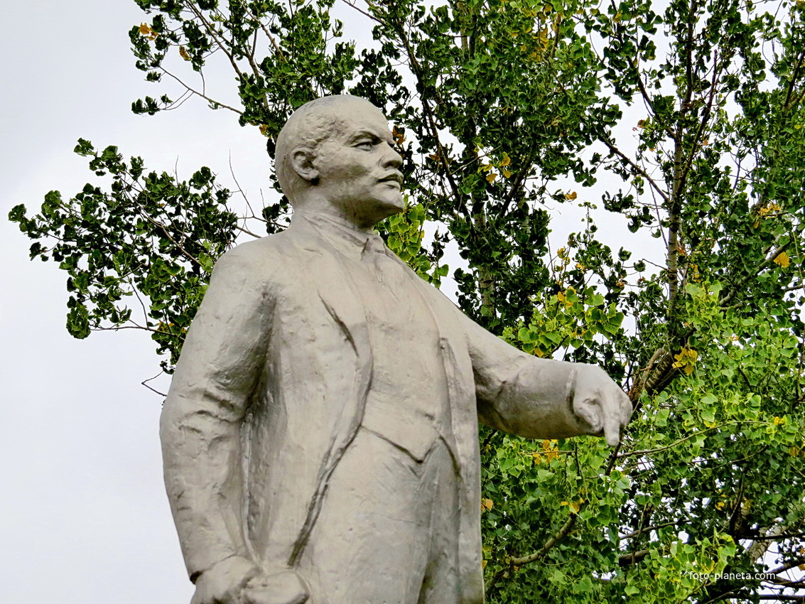 Скульптура Ленина (крупно)