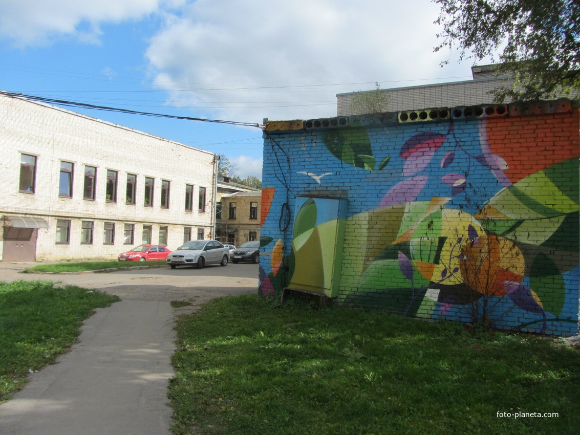 Граффити на трансформаторной будке, другой ракурс