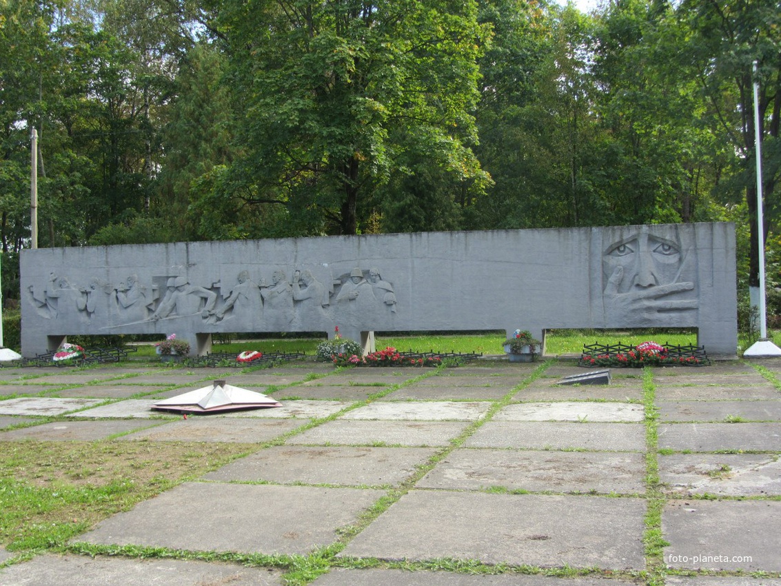 Мемориал - Воинское братское кладбище в городе Гатчина