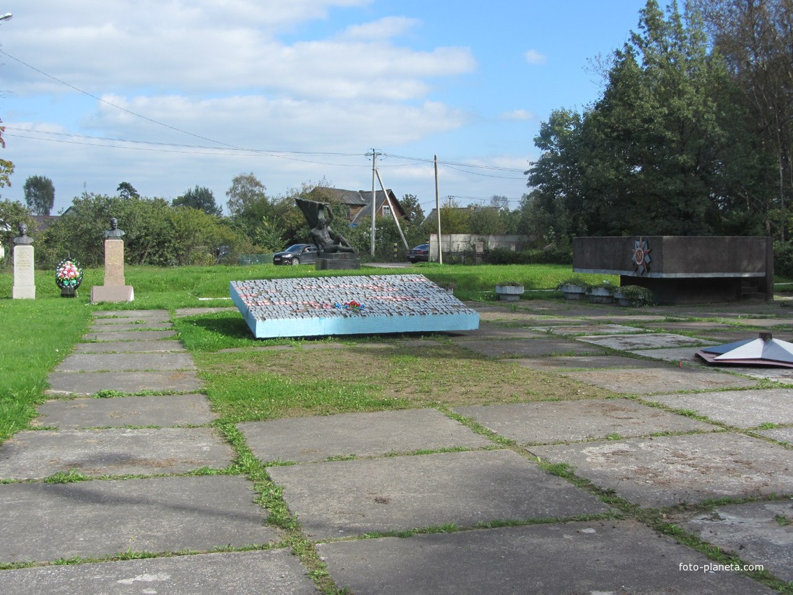 Мемориал - Воинское братское кладбище в городе Гатчина