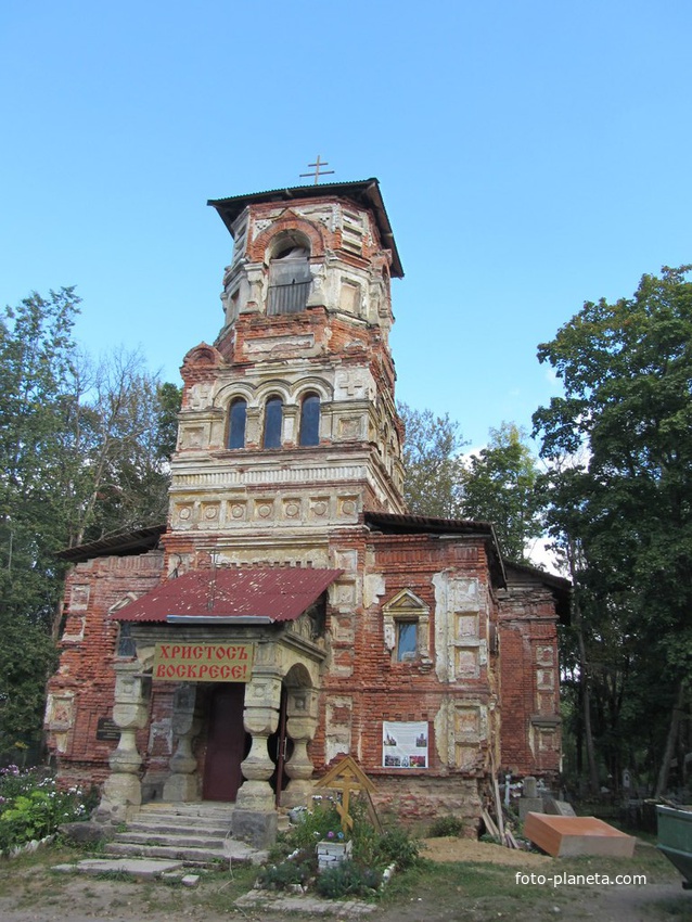 храм всех святых гатчина. кладбище солодухина гатчина. церковь всех святых гатчина. гатчина кладбище храм. полуразрушенный храм гатчинский район.