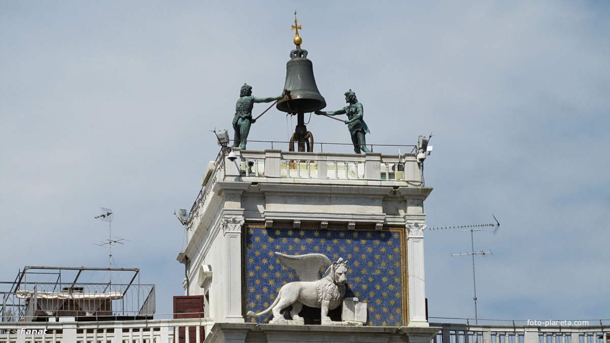 Колокол и статуи часовой башни Святого Марка
