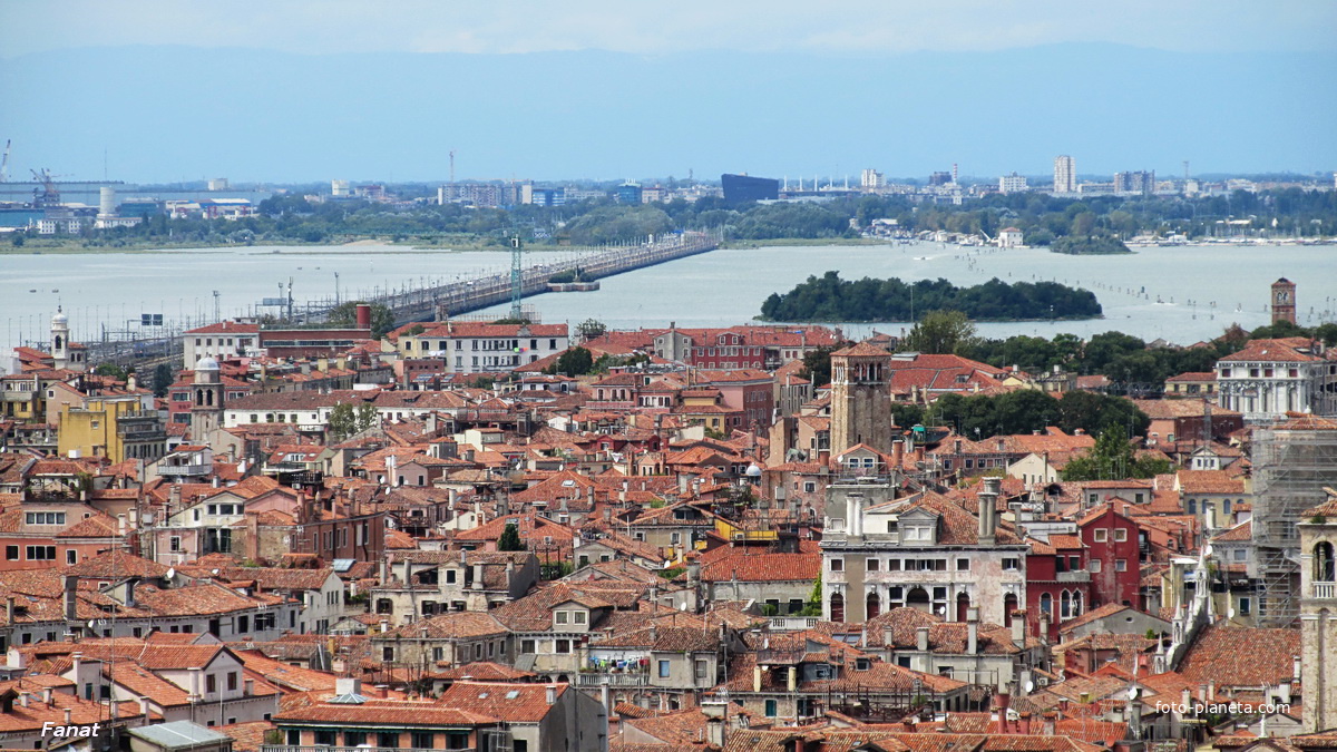 Вид на мосты и материковую часть Венеции