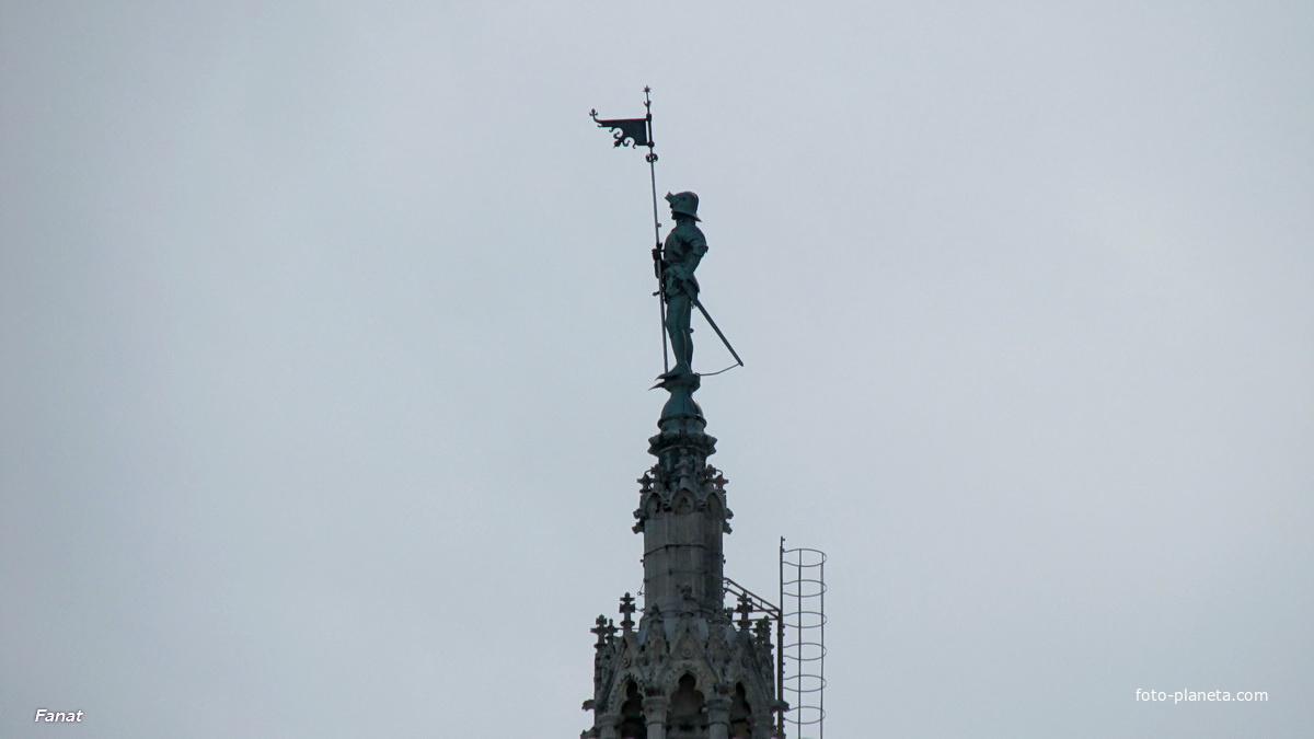 Железная скульптура стража ратуши на вершине башни