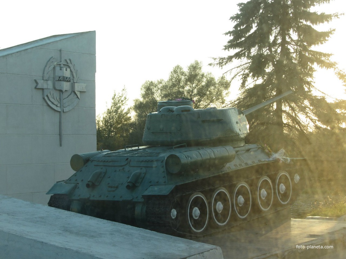 мемориал, памятник-экспонат бронетехники (танк/БТР/САУ)