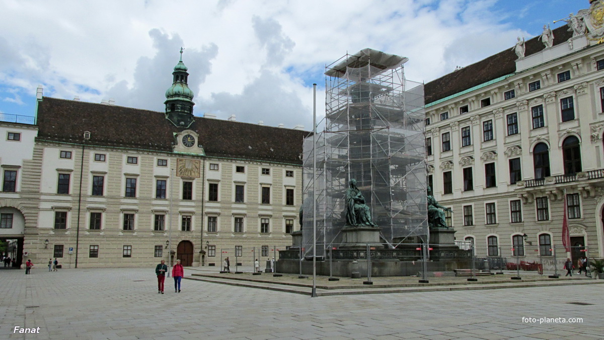 Памятник императору Францу I во дворе Ин дер Бург в Хофбурге