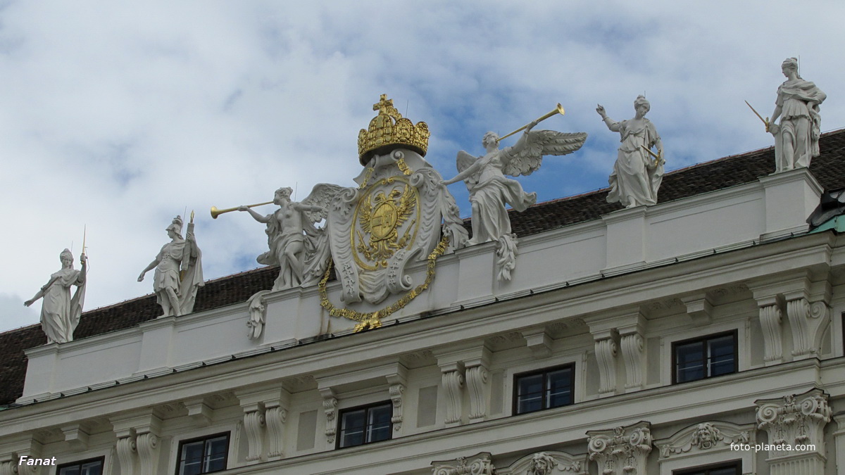 Корона Императоров Священной Римской Империи на фасаде здания в Хофбурге