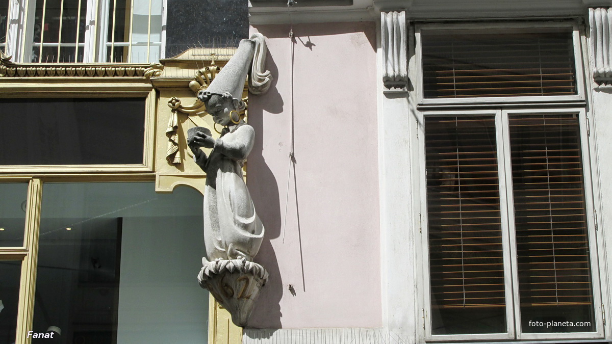 Фигурка на фасаде дома