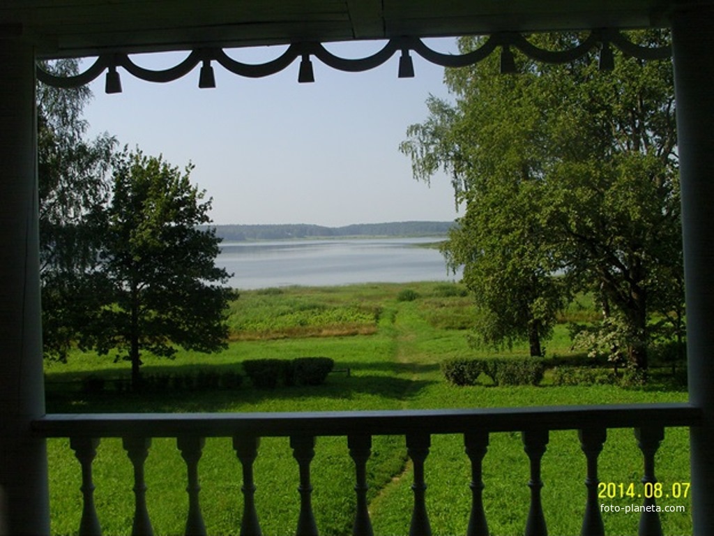Вид с беседки-грота усадьбы Петровское на озеро Кучане