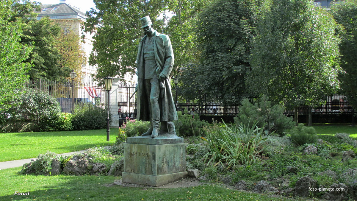 Памятник императору Францу Иосифу I в парке Бурггартен