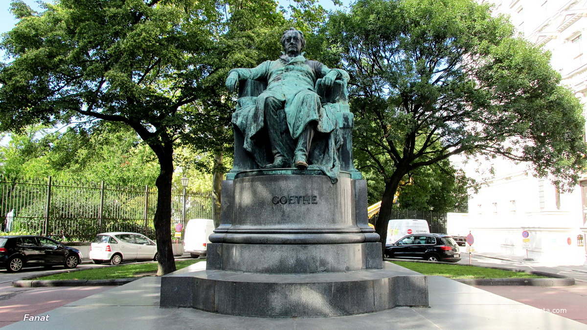 Памятник Гете в парке Бурггартен