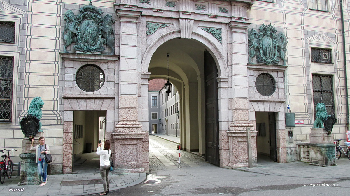 Вход в мюнхенскую резиденцию со стороны Одеонсплац