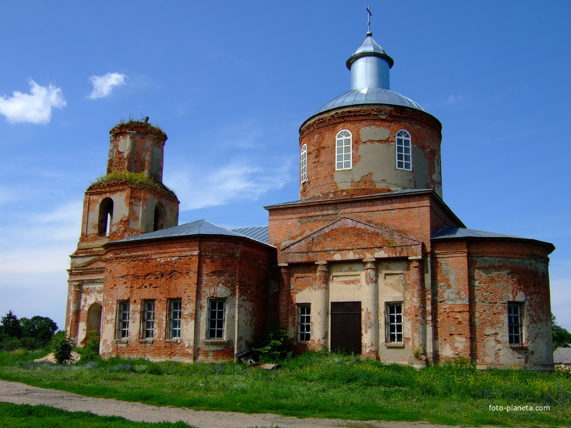 Губино, Церковь Казанской иконы Божией Матери, август 2014. Вид со стороны сельского кладбища.