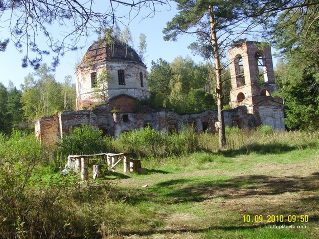 Заброшенный Никольский храм возле урочища Курилово за  Северной Гривой