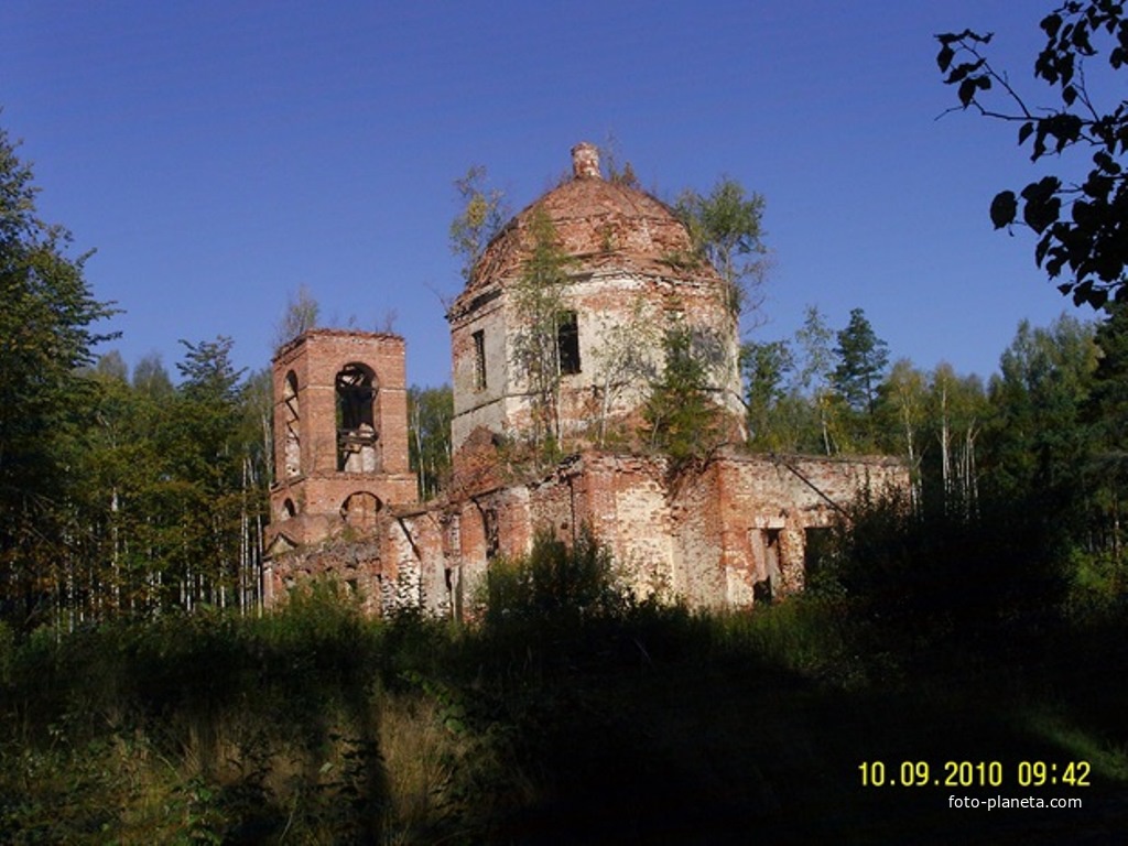 Заброшенный Никольский храм возле урочища Курилово за Северной Гривой