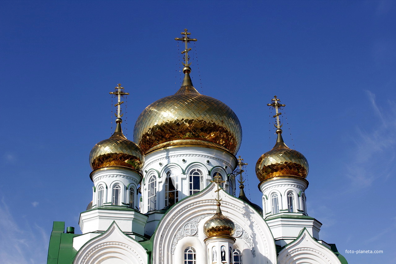 Золотые купола Свято-Троицкого храма