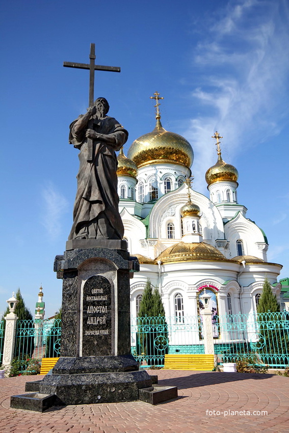 Статуя Святого Андрея Первозванного на фоне храма