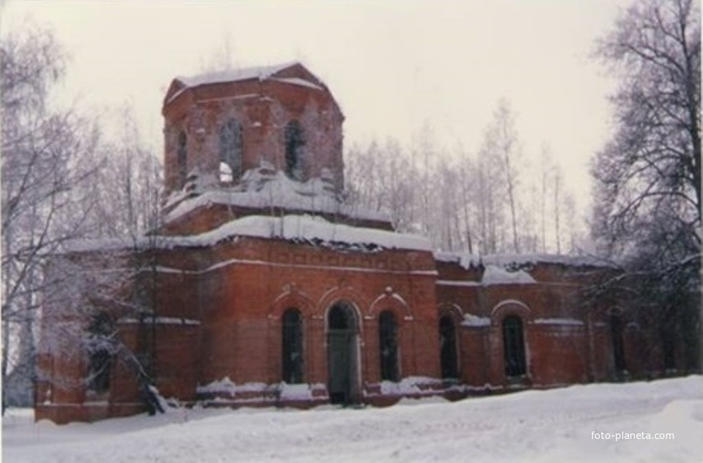 Заброшенный Троицкий храм в селе Шарапово зимой 1993г.
