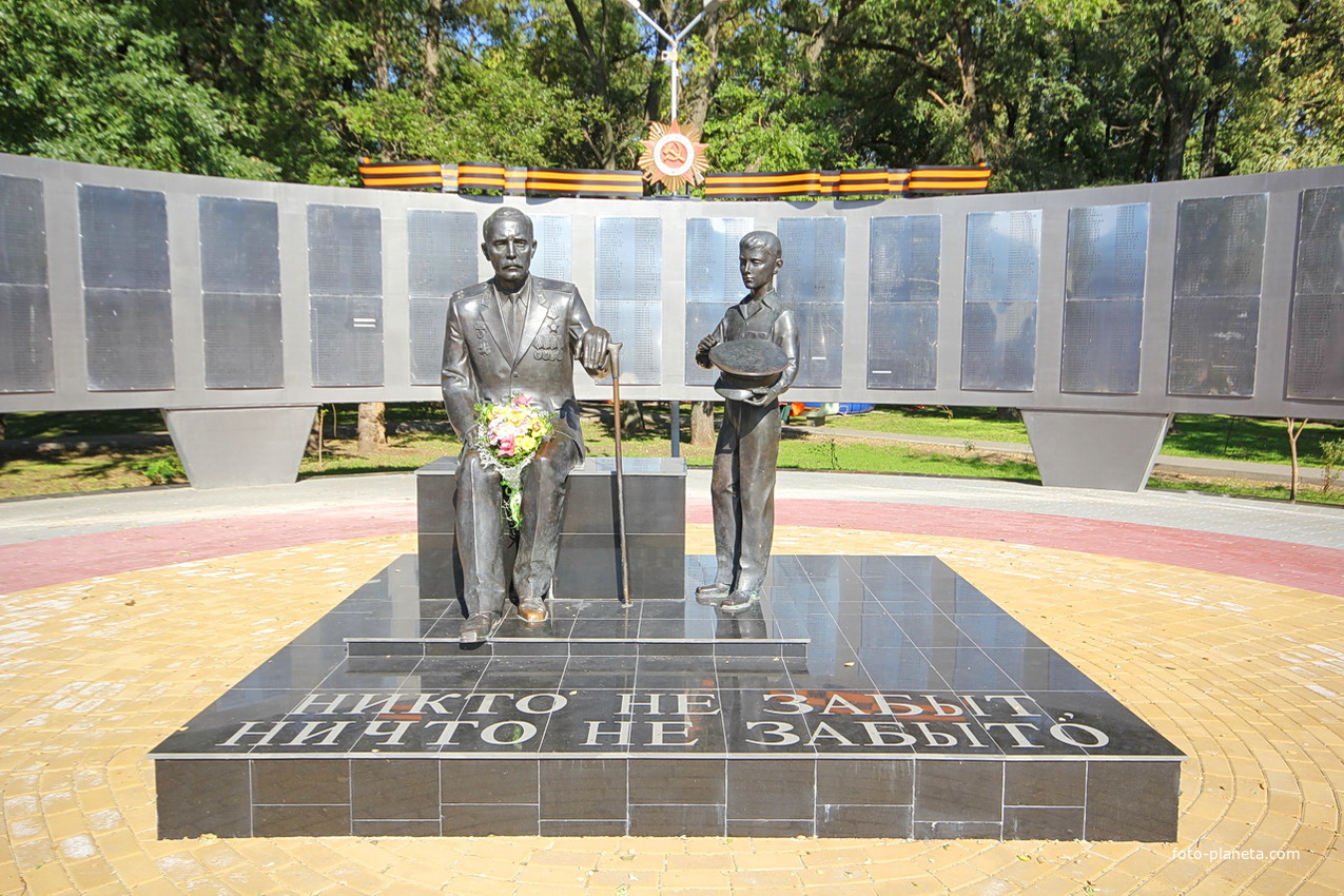Скульптурная композиция в центре мемориала