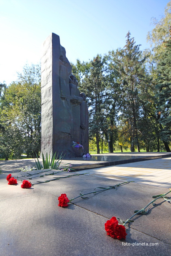 Стела и левая тумба