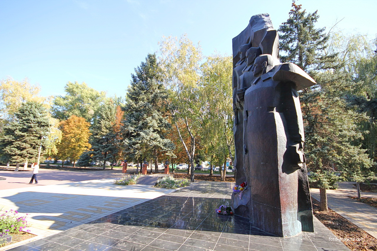 Стела и площадь