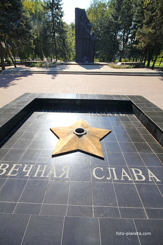 Вечный огонь и стела