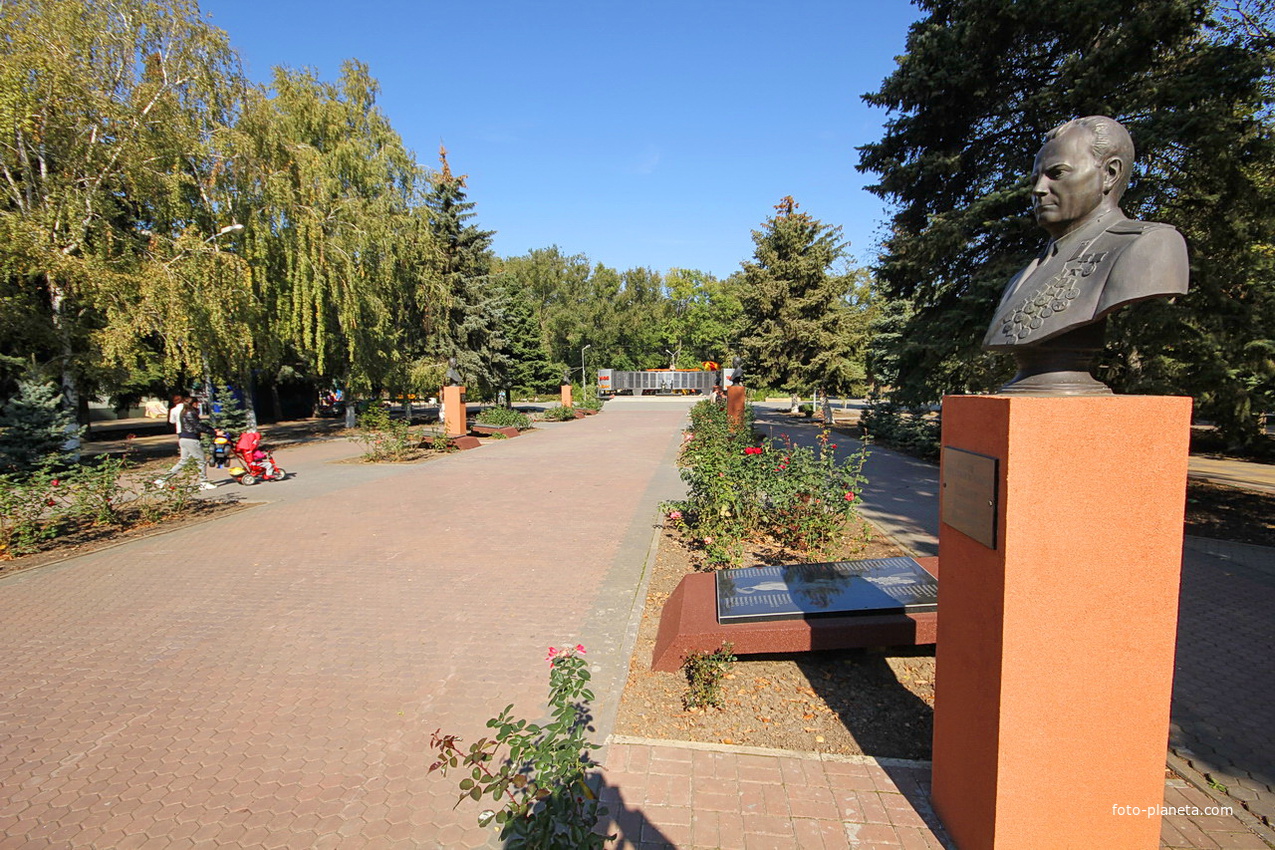 Аллея Героев Батайска в парке- правая сторона