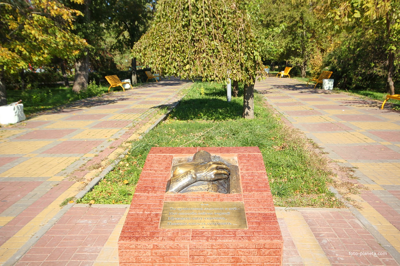 памятник &quot;Грудь&quot;