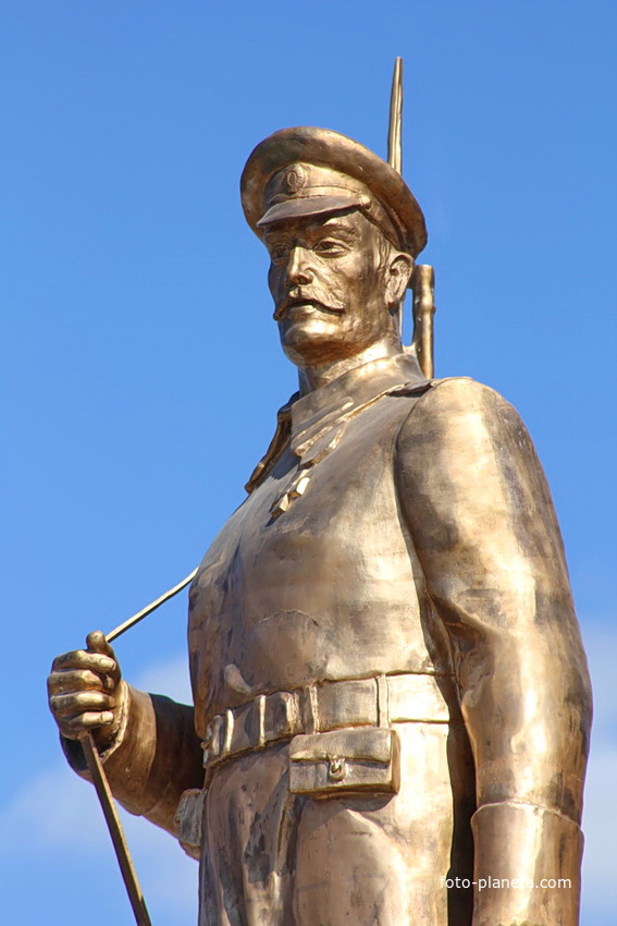 Фигура воина Первой мировой памятника Первой мировой войны у вокзала