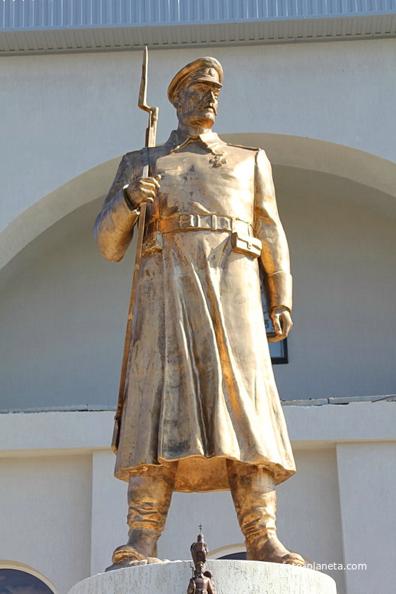 Скульптура воина на памятнике воинам Первой мировой войны