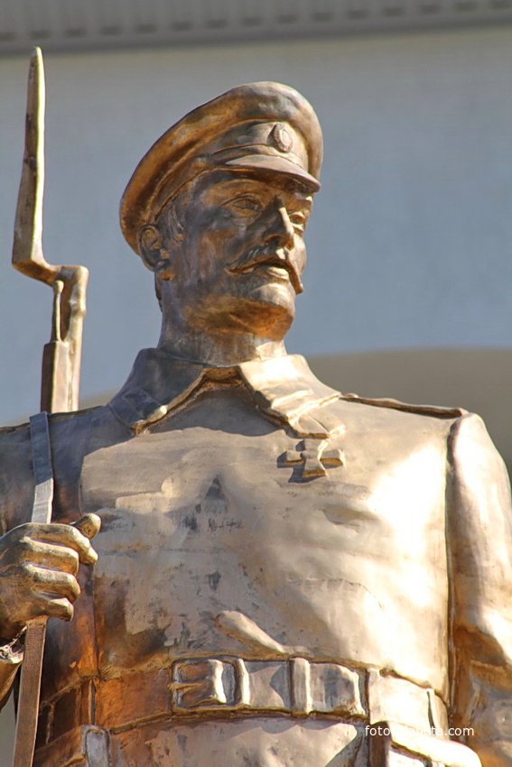 Скульптура воина на памятнике воинам Первой мировой войны (крупно)